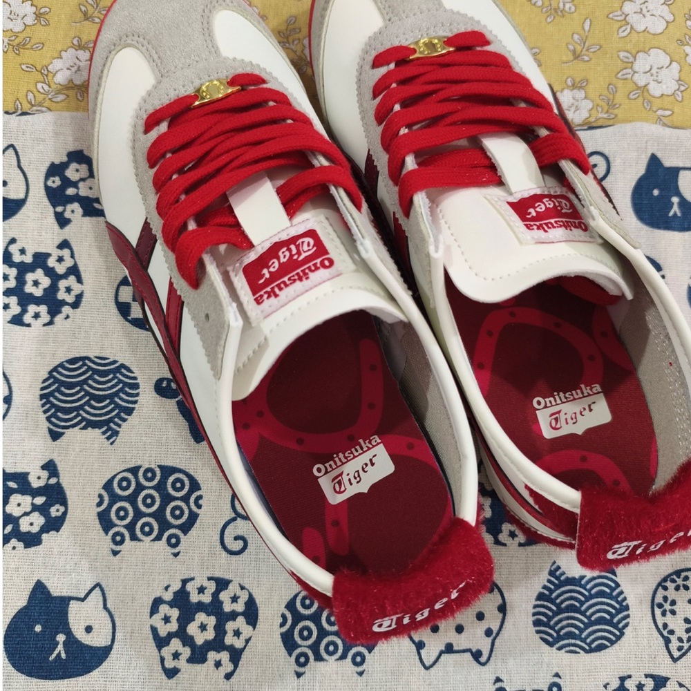 Onitsuka Tiger White Sneakers with Red Accents - Picture 7 of 8
